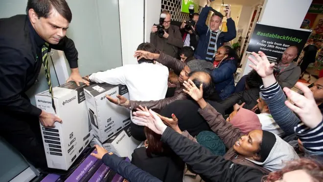 Black Friday'de alışveriş arbedesi