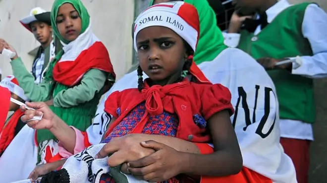 Shacab ku labbisan calanka Somaliland