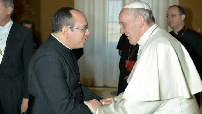 O padre brasileiro Rafhael Maciel, retratado com o papa Francisco; Antes do isolamento, o sacerdote trabalhava365 brasileirãomissas no Vaticano.