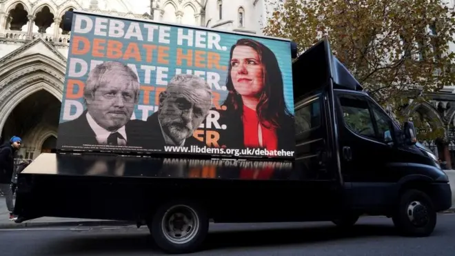 Автомобиль с предвыборным плакатом