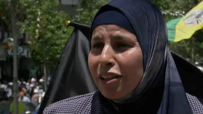 إحدى المشاركات في المسيرة