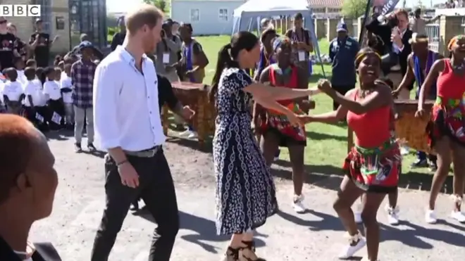 هارى وميغان يرقصان في جنوب أفريقيا