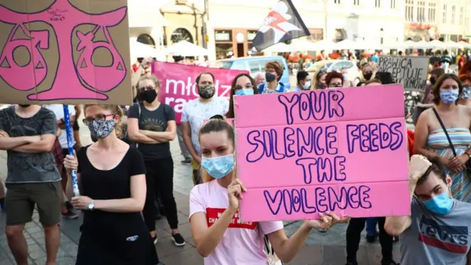 Polonya hükümetinin planları, Cuma günü Varşova sokaklarında protesto edildi