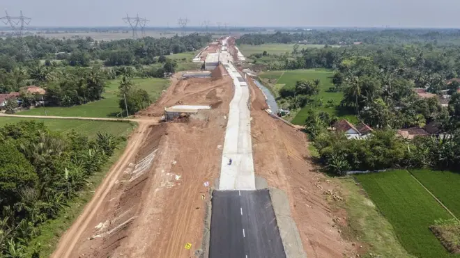 Foto udara jalur fungsional ruas tol Pemalang-Batang, Jawa Tengah, Kamis 7 Juni, atau H-8 Lebaran. Jalan ini akan dibuka untuk dilewati kendaraan kecil pada Jumat 8 Juni.
