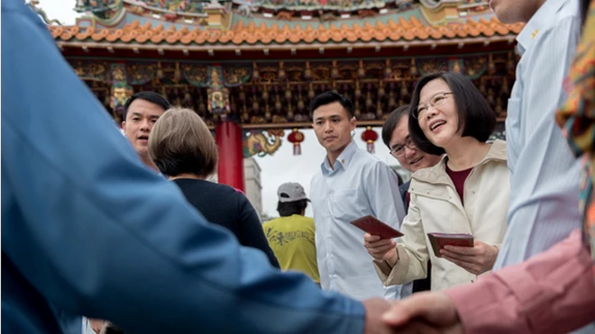台灣總統蔡英文大年初一從台東天后宮開始發紅包，許多民眾爭相排隊。