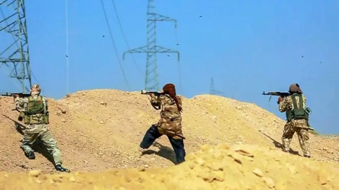 Militantes del autodenominado Estado Islámico han estado combatiendo a las tropas sirias en Deir ez Zor, la zona donde se produjo el bombardeo.