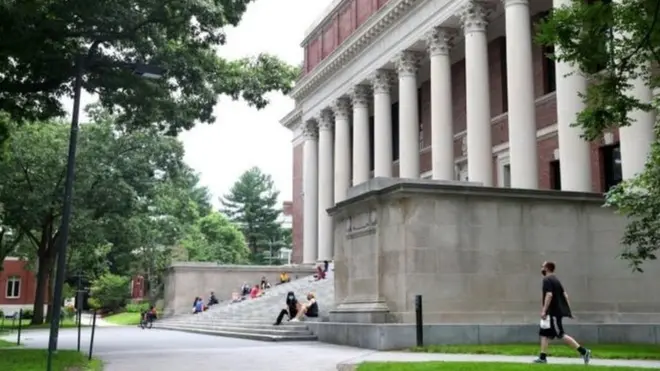 میساچوسیٹس میں واقع ہارورڈ یونیورسٹی اپنی تمام تر تعلیمی سرگرمیاں آن لائن کر چکی ہے