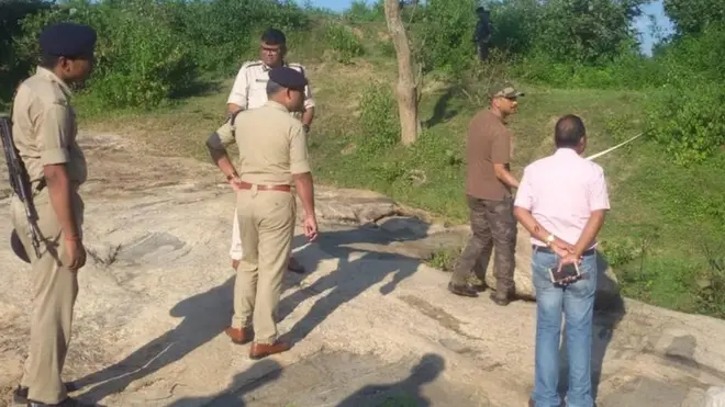 घटनास्थल पर मौजूद पुलिस अधिकारी