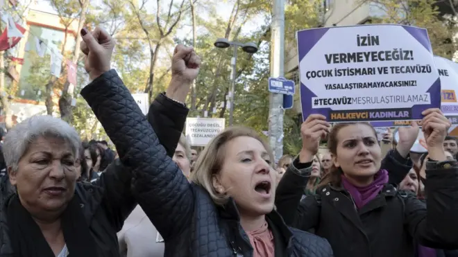 المتظاهرون رددوا هتافات : لن نصمت، لن نطيع، اسحبوا هذا القانون فورا