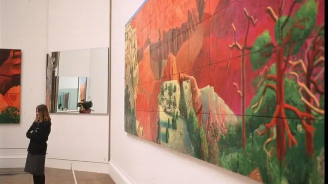 Mashuhuda wanasema takriban wanaharakati ishirini waliojiita kuwa ni maafsa wa Urusi, walilifunga tamasha hilo mjini Moscow