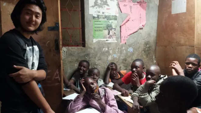 Liu Yimenghan bersama murid-muridnya di Mathare, kawasan kumuh di pinggiran Nairobi.