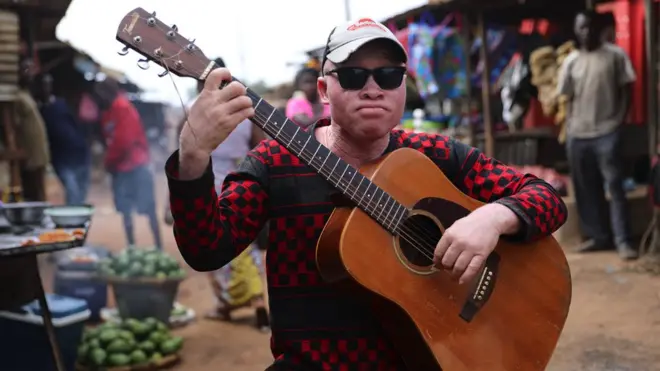 Lazare joue de la guitare classique dans la rue
