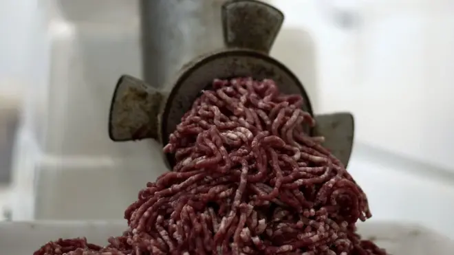 經過兩年調查，巴西聯邦警察取締了不合格有污染肉類的加工廠網絡（圖為聖保羅的肉鋪絞肉機）