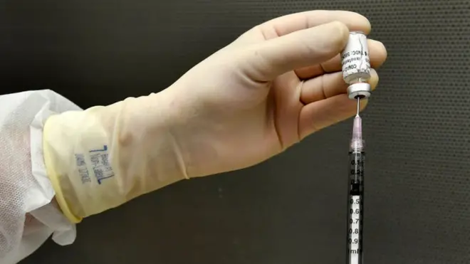 De esta manera, EE.UU. y México se unen a otros cuatro países que han dado su aprobación a la vacuna de Pfizer-BioNTech: Reino Unido, Canadá, Arabia Saudita y Bahréin.