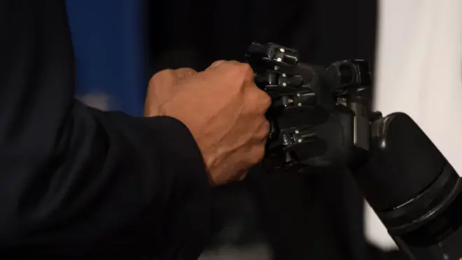 Барак Обама здоровается с роботом. Октябрь 2016 года.