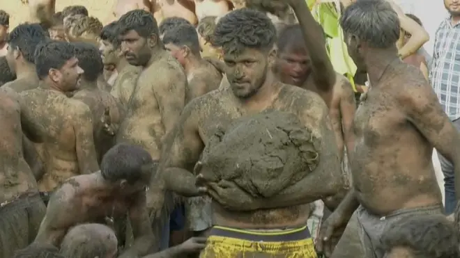 gadjanje kravljom balegom u indiji