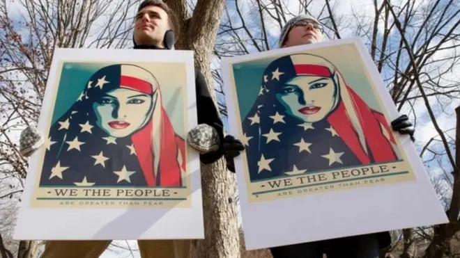 සංක්‍රමණ තහනම සංචාරක ව්‍යාපාරයට මෙන්ම, විදේශ ශිෂ්‍යයින් හා සේවකයින් බඳවාගැනීමට හානි පමුණුවන බවට හවායි ප්‍රාන්තය තර්ක කරයි