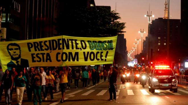 Manifestantes na Avenida Paulista exibem faixa com frase: 'Presidente, o Brasil está com você!'