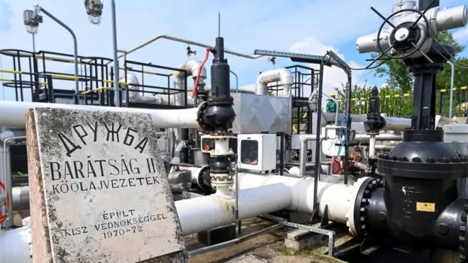 Орбана и Путина связывает нефтяная "Дружба". Российский нефтепровод в ЕС не попал под санкции из-за возражений Венгрии