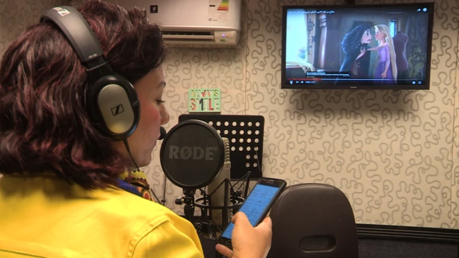 ممثلة في استوديو دبلجة