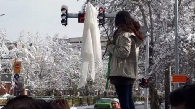 İran'da başını açan bir kadın