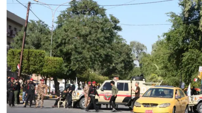 قوات الأمن العراقية تنتشر خارج المنطقة الخضراء في بغداد عقب محاولة الاغتيال التي استهدفت الكاظمي.