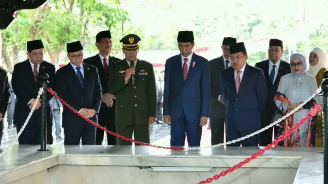 Presiden Joko Widodo mengunjungi pula sumur tempat mengubur tujuh jenderal di kawasan yang dulu disebut lubang buaya.