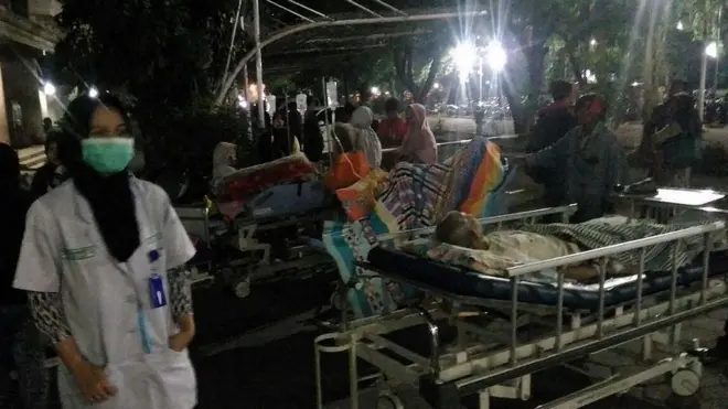 Seorang dokter beserta sejumlah pasien yang harus dievakuasi ke tempat yang dianggap lebih aman di RSUD Banyumas, Jawa Tengah, Jumat (15/12) malam.