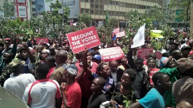 Maandamano ya wafuasi wa Uhuru Kenyatta wakiwa nje ya mahakama kuu mjini Nairobi