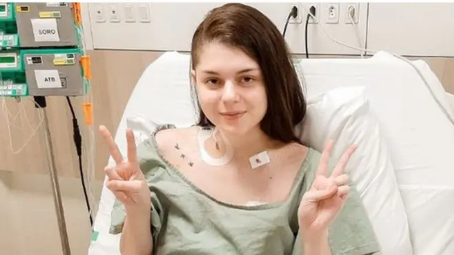 在醫院病牀上的費爾南達·馬丁內斯(Fernanada Martinez)擺出勝利手勢