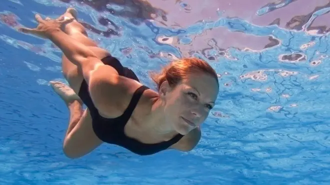 جب ہم پانی میں آنکھ کھولتے ہیں تو ہمیں سب کچھ دھندھلا نظر آتا ہے