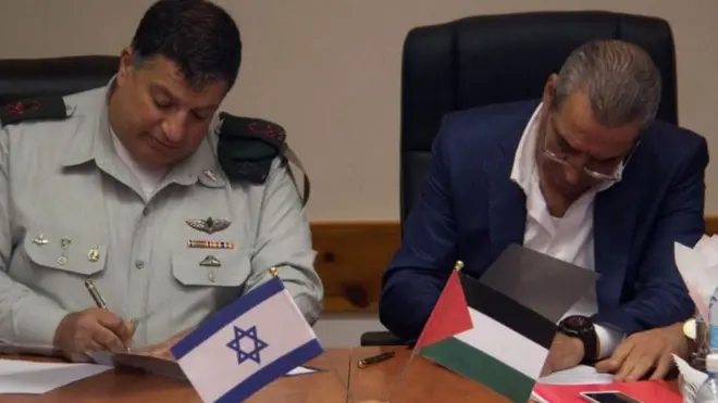 İsrailli General Yoav Mordechai ve Filistinli Bakan Huseyin El-Şeyh posta anlaşmasını imzaladı.
