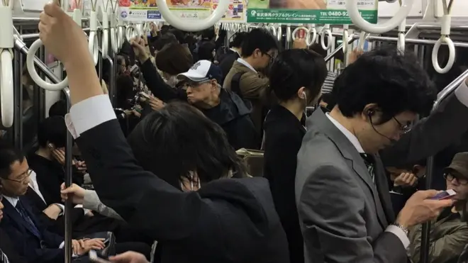 Tak mengobrol dengan suara keras di kereta.