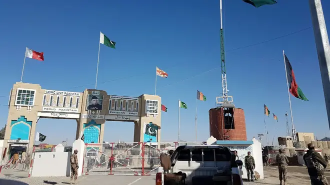 افغانستان پر ډیورنډ کرښه د پاکستان "اغزن تار نه مني"