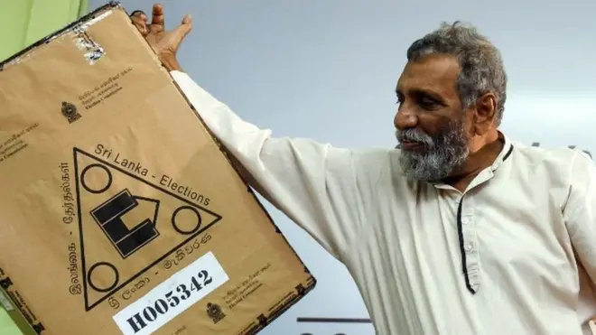 මෙවර ජනාධිපතිවරණය සඳහා යොදා ගැනීමට නියමිත ඡන්ද පෙට්ටියක් ප්‍රදර්ශනය කරන මැතිවරණ කොමිෂන් සභාවේ සභාපති මහින්ද දේශප්‍රිය