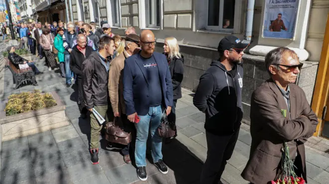 People queue to enter the Column Hall of the House of Unions to attend a memorial service for Mikhail Gorbachev, the last leader of the Soviet Union, in Moscow, Russia September 3, 2022
