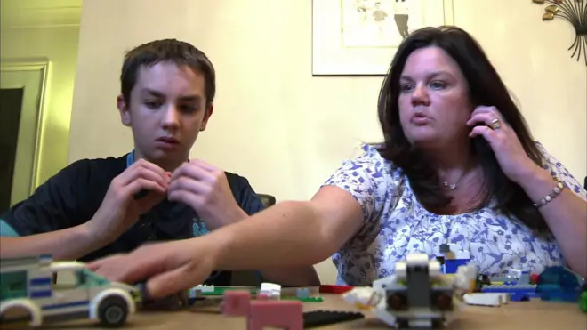 أم مع طفلها المصاب بالتوحد