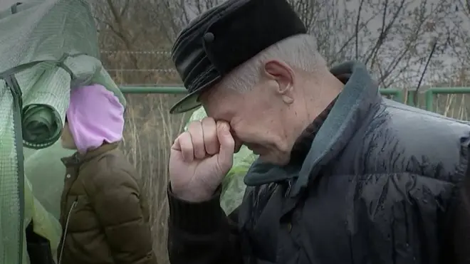 Мужчина плачет