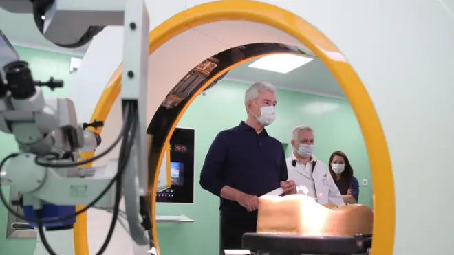 Сергей Собянин в кабинете компьютерной диагностики и томографии в больнице №67