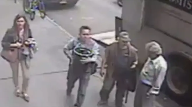 Момент кражи золота (кадр камеры видеонаблюдения)