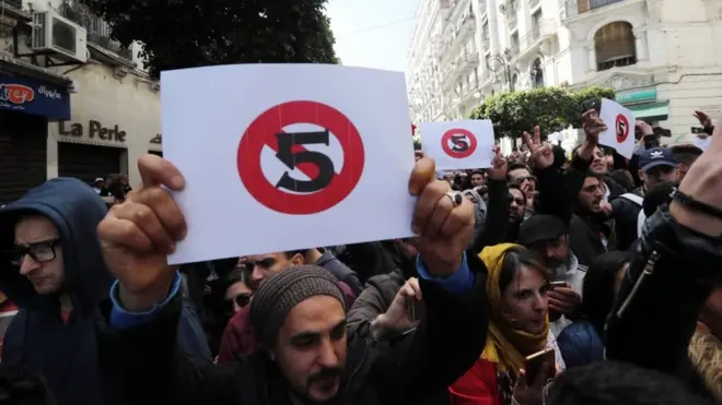 الاحتجاجات بدأت على مواقع التواصل الاجتماعي