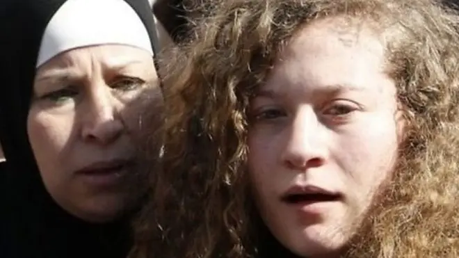 أطلق سراح الفلسطينية عهد التميمي بعد قضائها 8 أشهر في سجن إسرائيلي لصفعها وركلها جنديا إسرائيليا. واليوم يراه كثر على أنها وجه جديد للمقاومة.