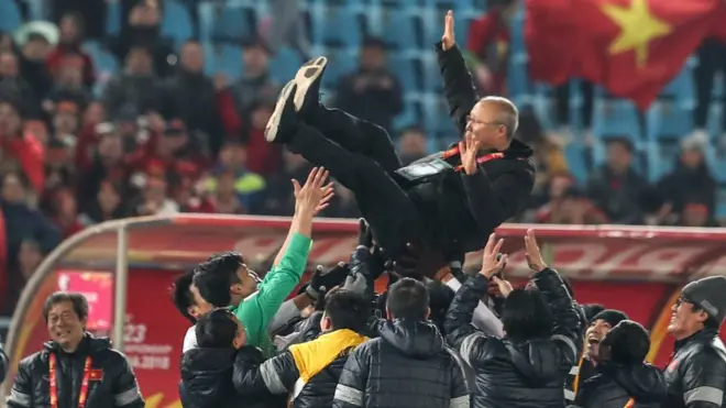 Khoảnh khắc đội U23 ăn mừng sau trận thắng Qatar
