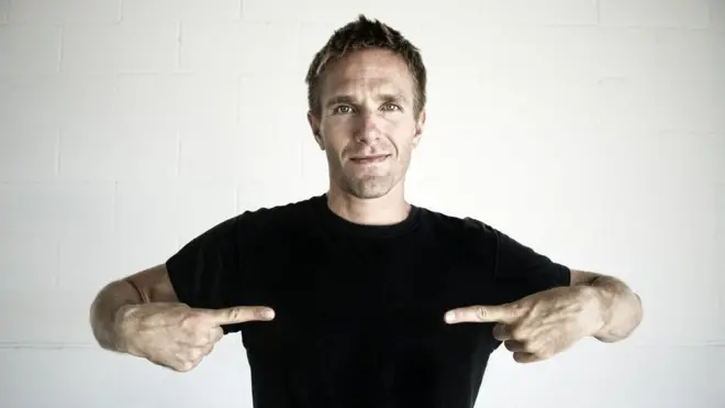 No hace falta que la ropa sea negra, puede ser también de cualquier otra tonalidad oscura.