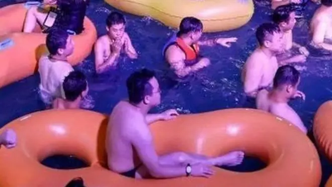 वुहान में वॉटर पार्क में चल रही पार्टी