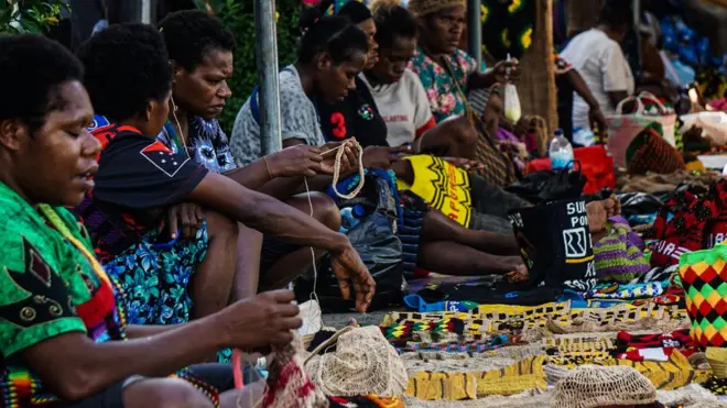 Sejumlah mama-mama merajut noken saat mengikuti pameran di halaman Kantor Majelis Rakyat Papua (MRP), Jayapura, Papua, Jumat (29/10/2021). MRP menggelar pameran budaya yang diikuti perajin UMKM. ANTARA FOTO/Indrayadi TH.