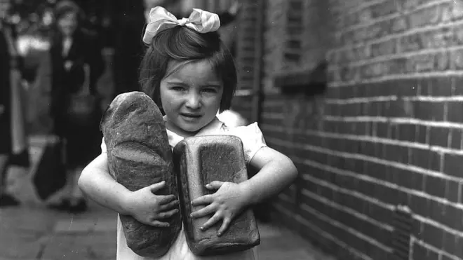 1946 జూలై 26న లండన్‌లోని ఓ దుకాణం నుంచి రేషన్‌లో రొట్టెలు కొనుగోలు చేసి వస్తున్న క్రిస్టీన్ కోంబ్స్ అనే బాలిక