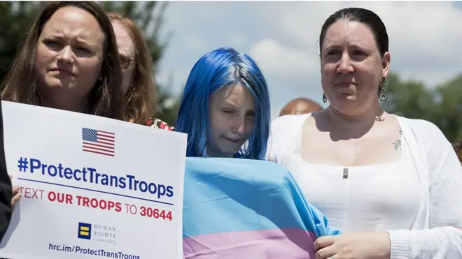 Beberapa kelompok berunjuk rasa menentang rencana Presiden Trump melarang kaum transgender berdinas di militer AS.