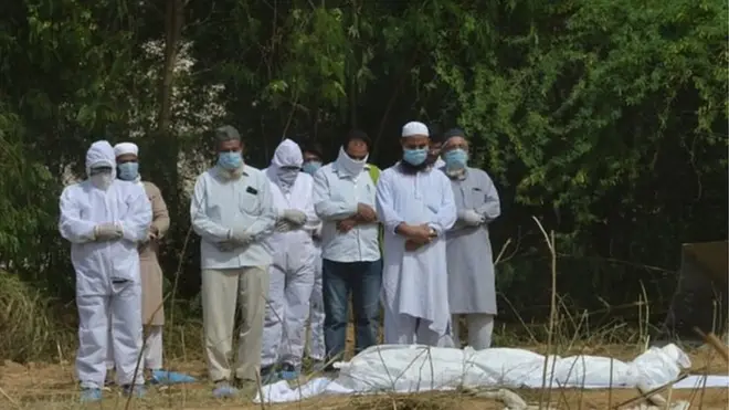 कोरोना वायरस से मरे व्यक्ति का जनाजा