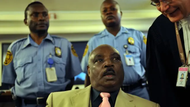 Protais Zigiranyirazo mu rukiko i Arusha ku itariki ya 18 y'ukwezi kwa cumi na kabiri mu 2008, aganira n'umwunganizi we mu mategeko